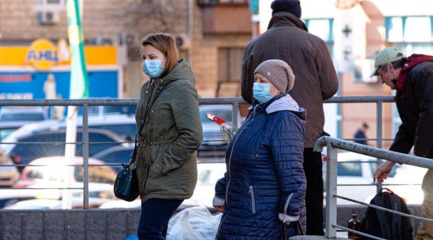 Без маски на улице. Пенсионер в маске штраф. Штраф пенсионерам за маску стыд.